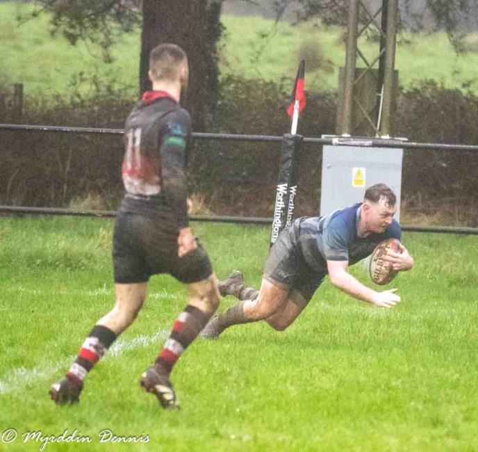 Dean James dives through for winning score for The Otters (Myrddin Dennis)